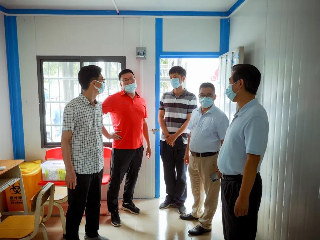 Deputy Director Zhang Yi of the Shunde District Education Bureau inspects regular pandemic management at Shunde Wonder School