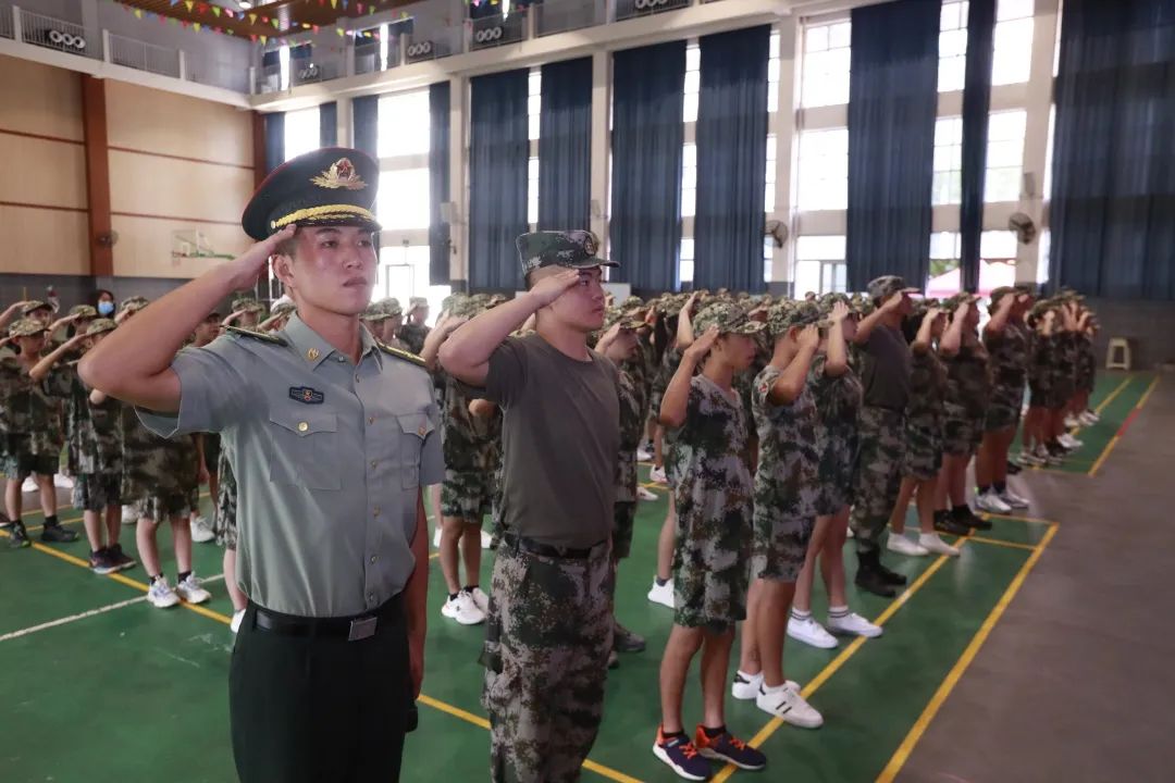 Hearts like the blazing sun, radiating boundless light! Shunde Wonder School's 2022 Grade 7 freshman military training blasts off